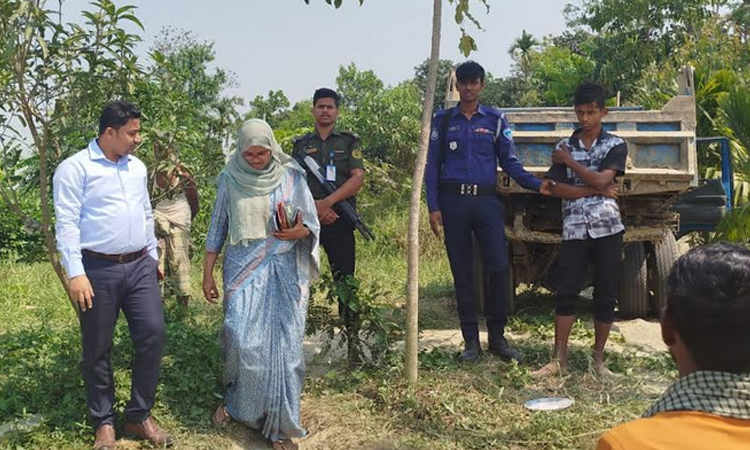 ফেনীতে নদী থেকে অবৈধভাবে বালু উত্তোলন করায় চারজনের কারাদণ্ড