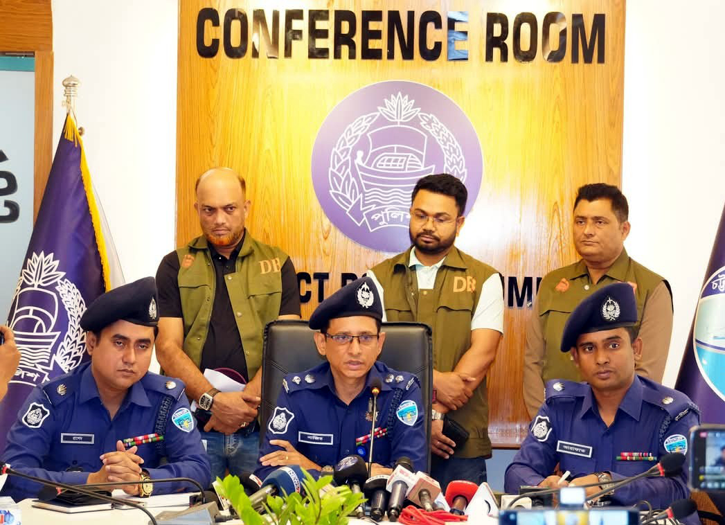 ঢাকা-চট্রগ্রাম মহাসড়ক থেকে অস্ত্রসহ ২ ডাকাত গ্রেফতার