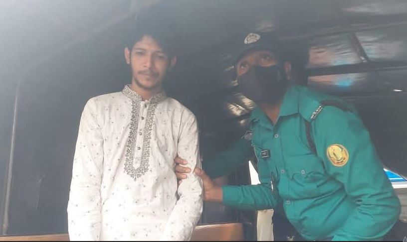 শাবিপ্রবিতে ক্লাস করতে এসে আটক নিষিদ্ধ ছাত্রলীগ কর্মীকে পুলিশে সোপর্দ