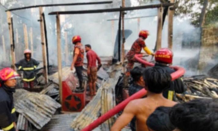লক্ষ্মীপুরে সিলিন্ডার বিস্ফোরণে পুড়লো বসতঘর