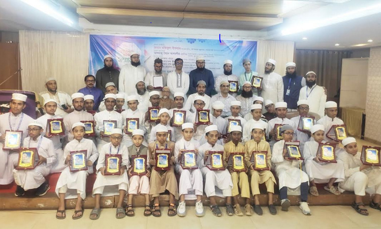 উত্তরায় অর্ধ শতাধিক কুরআনের হাফেজকে সম্মাননা প্রদান