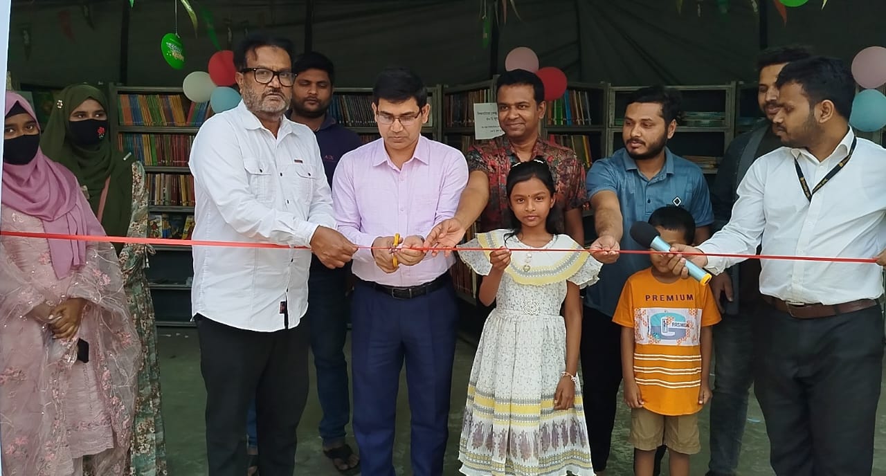 সিরাজগঞ্জে ভ্রাম্যমাণ বইমেলার উদ্বোধন