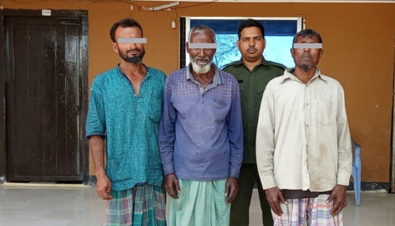 সাতক্ষীরায় সুন্দরবনের অভয়ারণ্যে মাছ ধরায় তিনজন আটক
