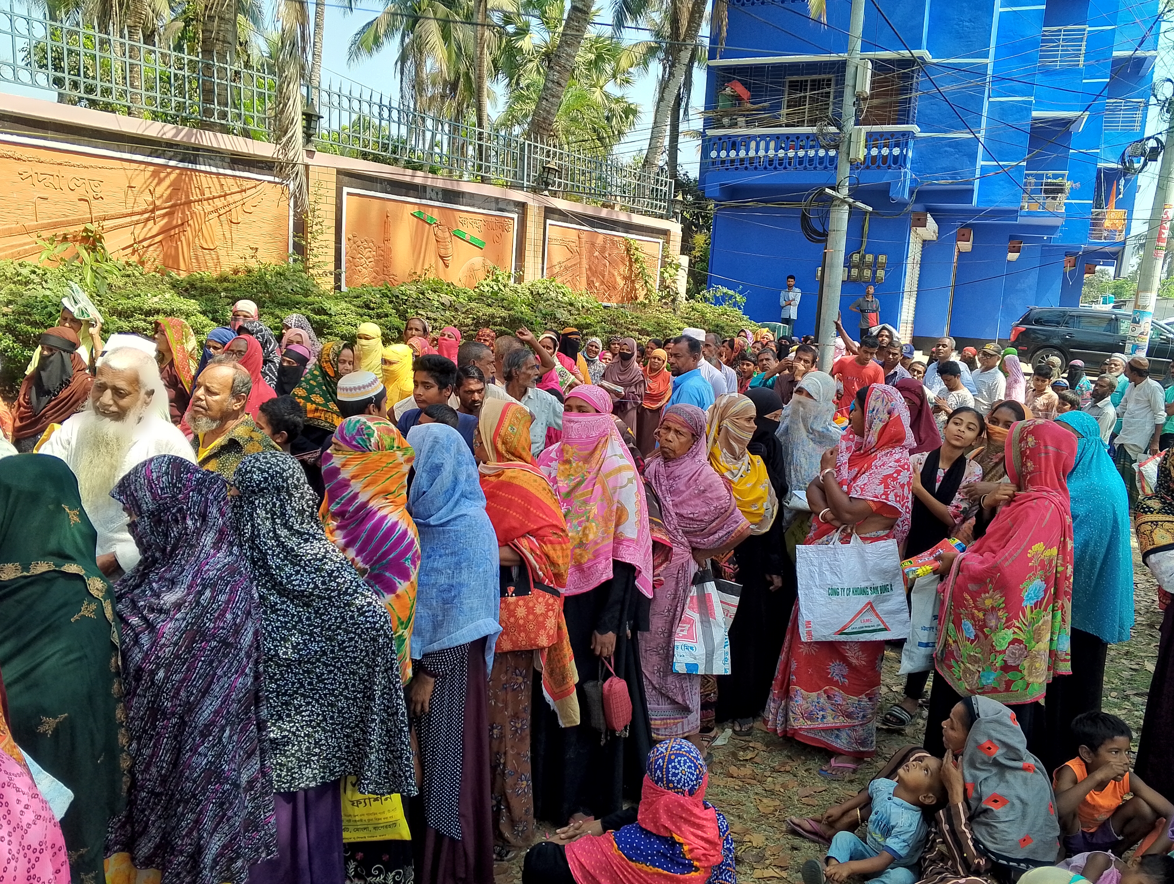 বাগেরহাটে প্রতিদিন ২ হাজার  পরিবার টিসিবি’র পণ্য পাচ্ছেন