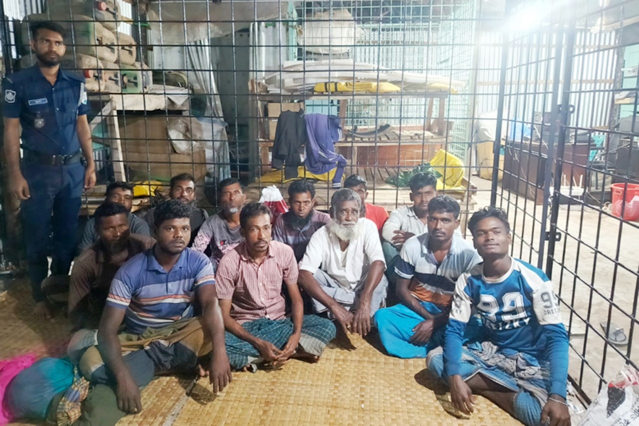 চাঁদপুর ১৬ জেলে আটক