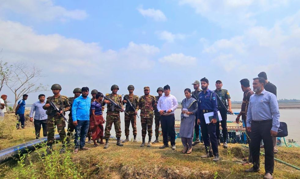 ফেনী নদী থেকে বালু তোলায় ৬ জনের কারাদণ্ড