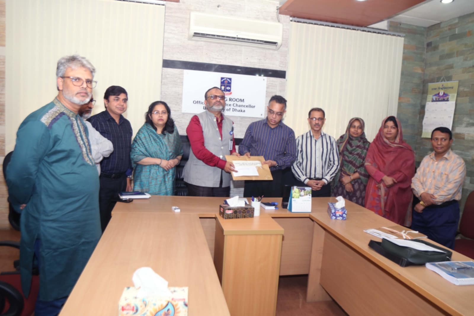 ঢাবিতে গঠিত সত্যানুসন্ধান কমিটির প্রতিবেদন হস্তান্তর