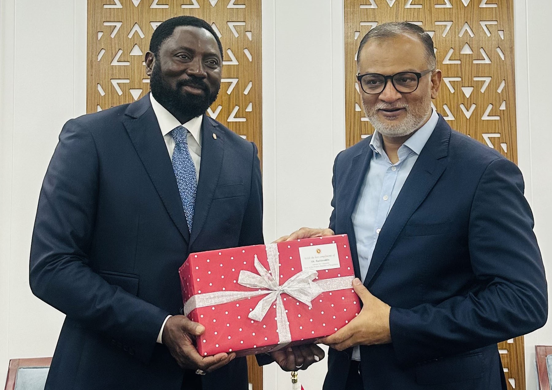 বাণিজ্য উপদেষ্টার সাথে গাম্বিয়ার পররাষ্ট্রমন্ত্রীর সাক্ষাৎ