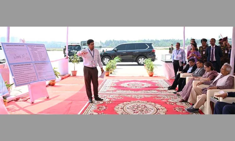 কক্সবাজার বিমানবন্দরের নির্মাণকাজ পরিদর্শন করলেন প্রধান উপদেষ্টা