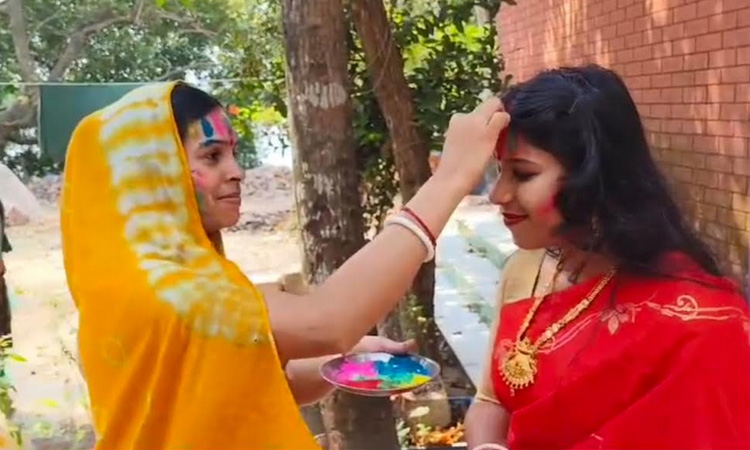 পটুয়াখালীতে সনাতন ধর্মাবলম্বীদের দোল উৎসব উদযাপন