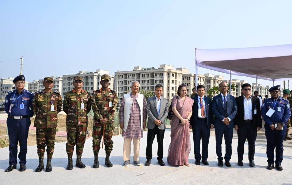 খুরুশকুল জলবায়ু উদ্বাস্তু পুনর্বাসন প্রকল্প পরিদর্শন করলেন প্রধান উপদেষ্টা