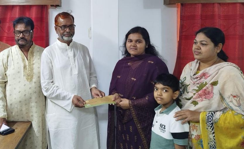 সিরাজগঞ্জে অসুস্থ সাংবাদিকদের অনুদান ও মেধাবী সন্তানকে বৃত্তি প্রদান