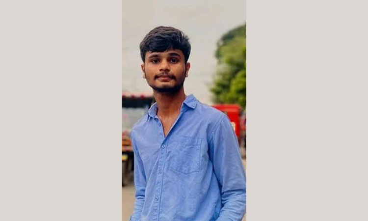 এখনও রক্তমাখা টি-শার্টে ছেলেকে খুঁজে ফেরেন শহীদ রাজনের মা