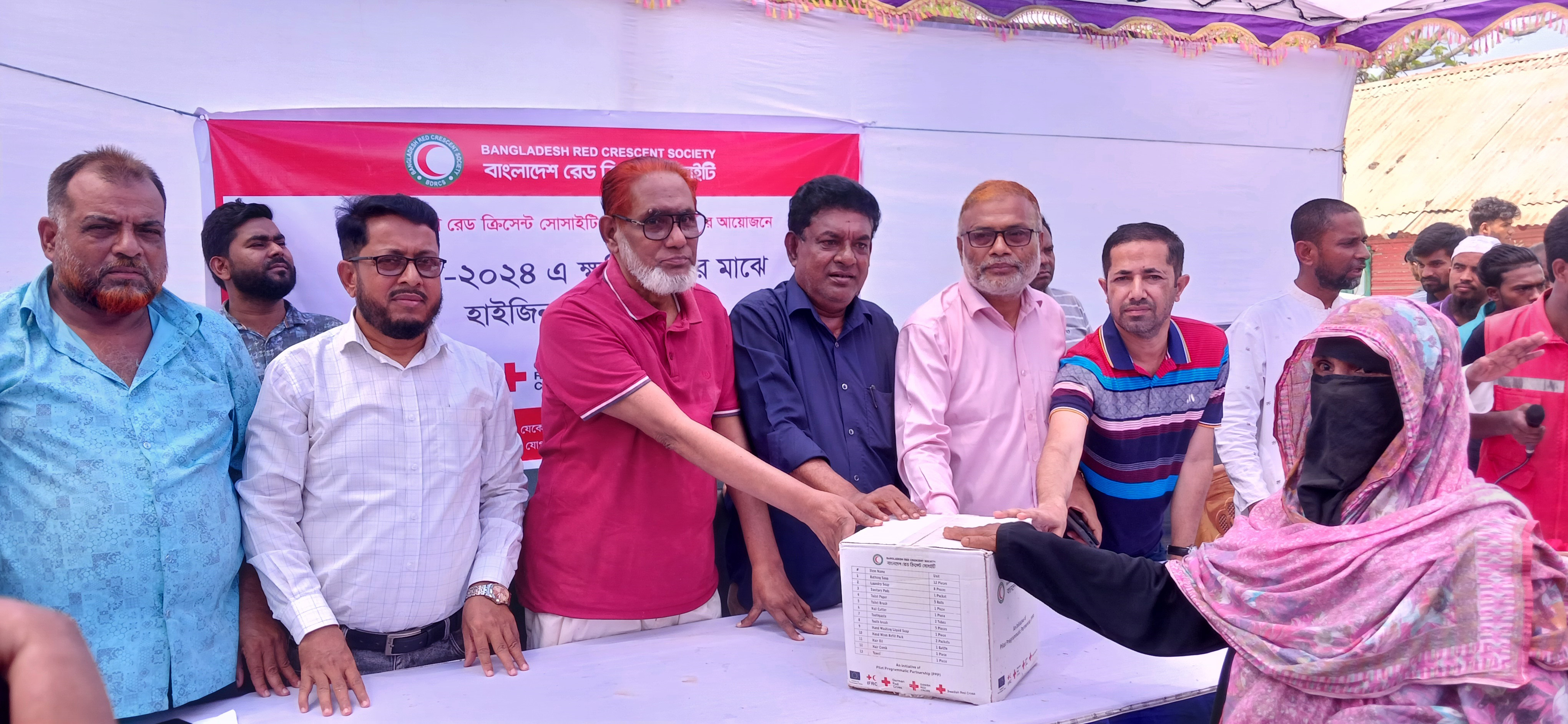 ফেনীতে ৫শতাধিক পরিবার পেলো রেড ক্রিসেন্টের সহায়তা