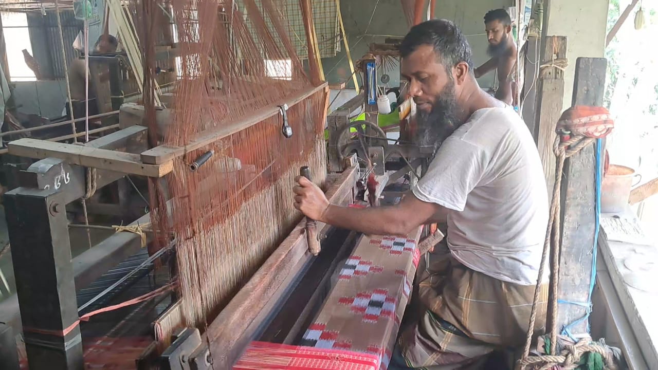 শ্রমিক সংকট ও কাঁচামালের দাম বৃদ্ধিতে বিপাকে সিরাজগঞ্জের তাঁত শিল্প মালিকরা