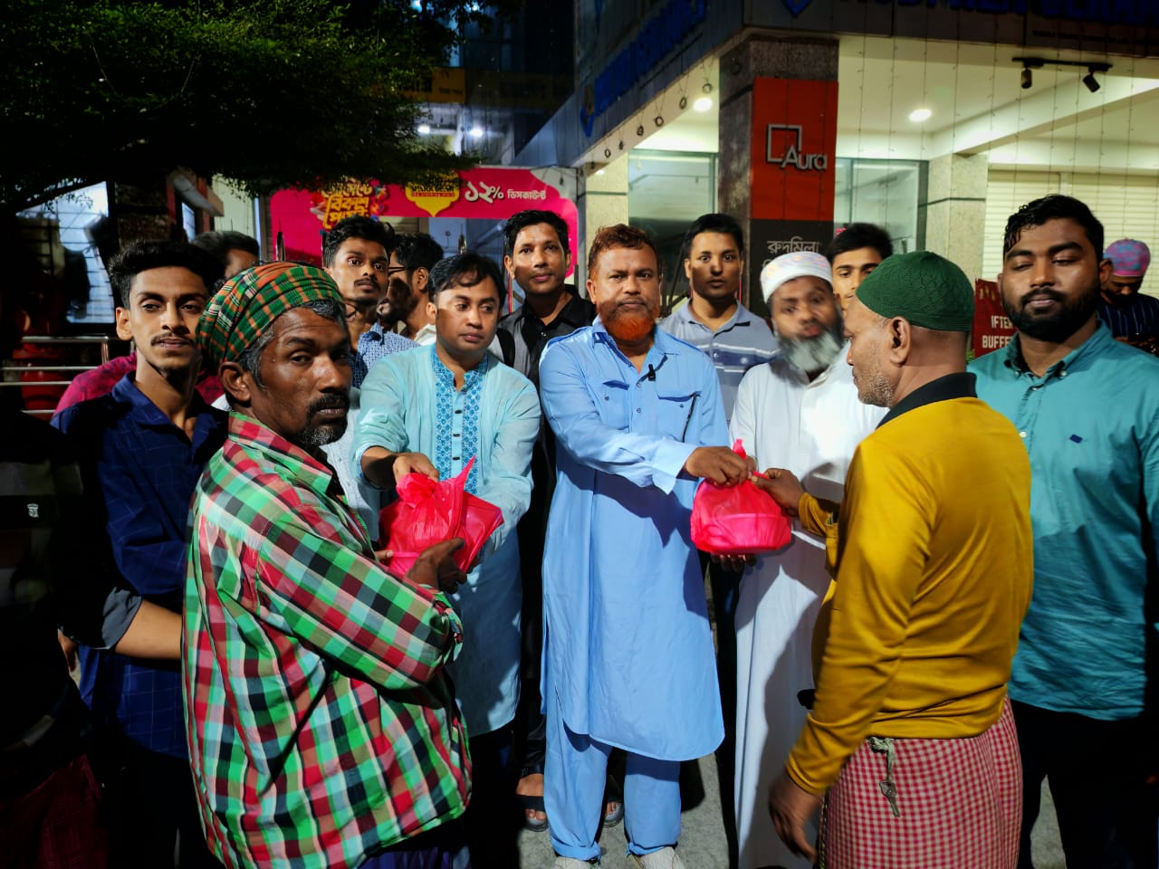 উত্তরায় ছাত্রদলের পক্ষ থেকে সেহরি বিতরণ