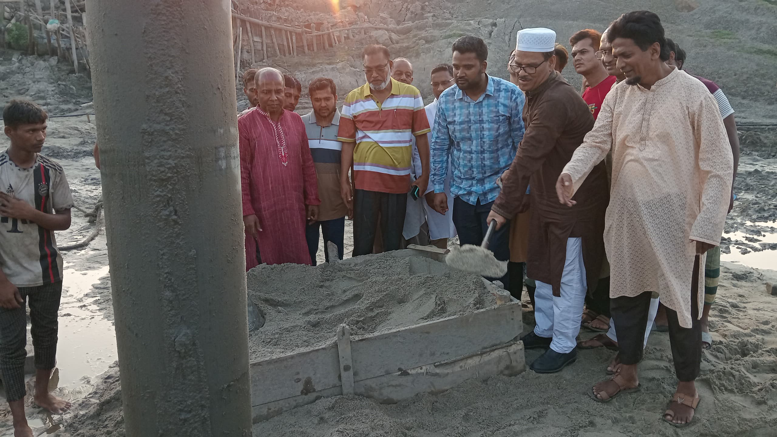 সাতক্ষীরায় স্লুইস গেটের নির্মাণকাজ উদ্বোধন