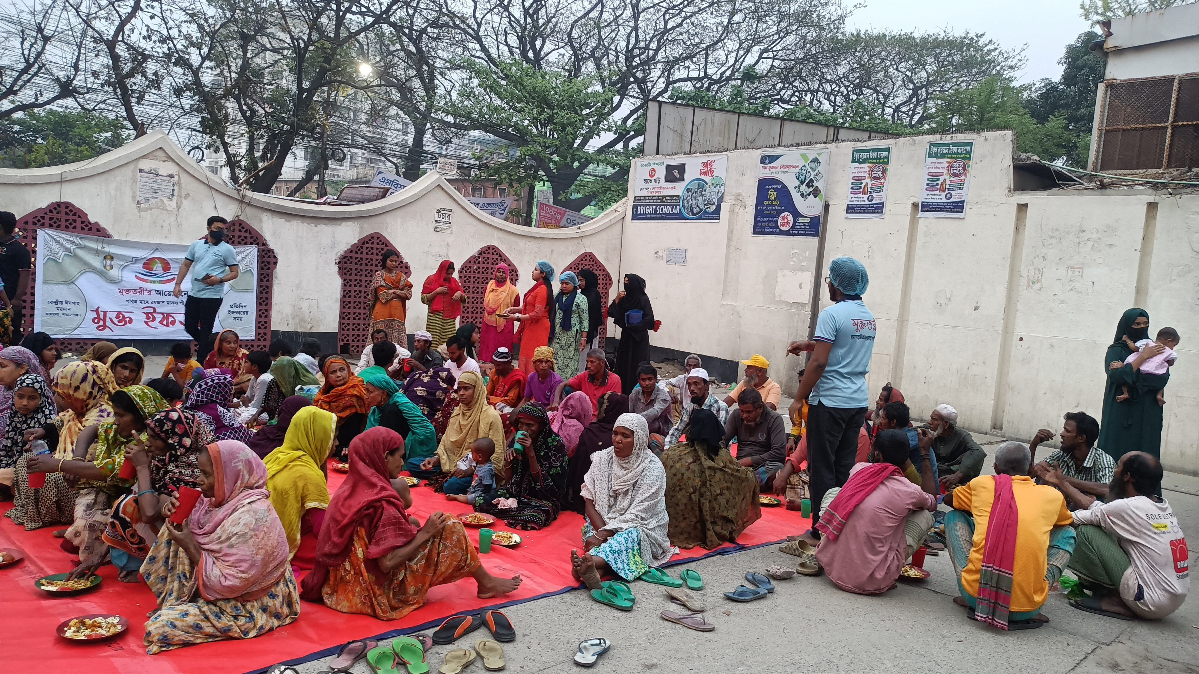 নারায়ণগঞ্জে তরুণদের উদ্যোগে মুক্ত ইফতার