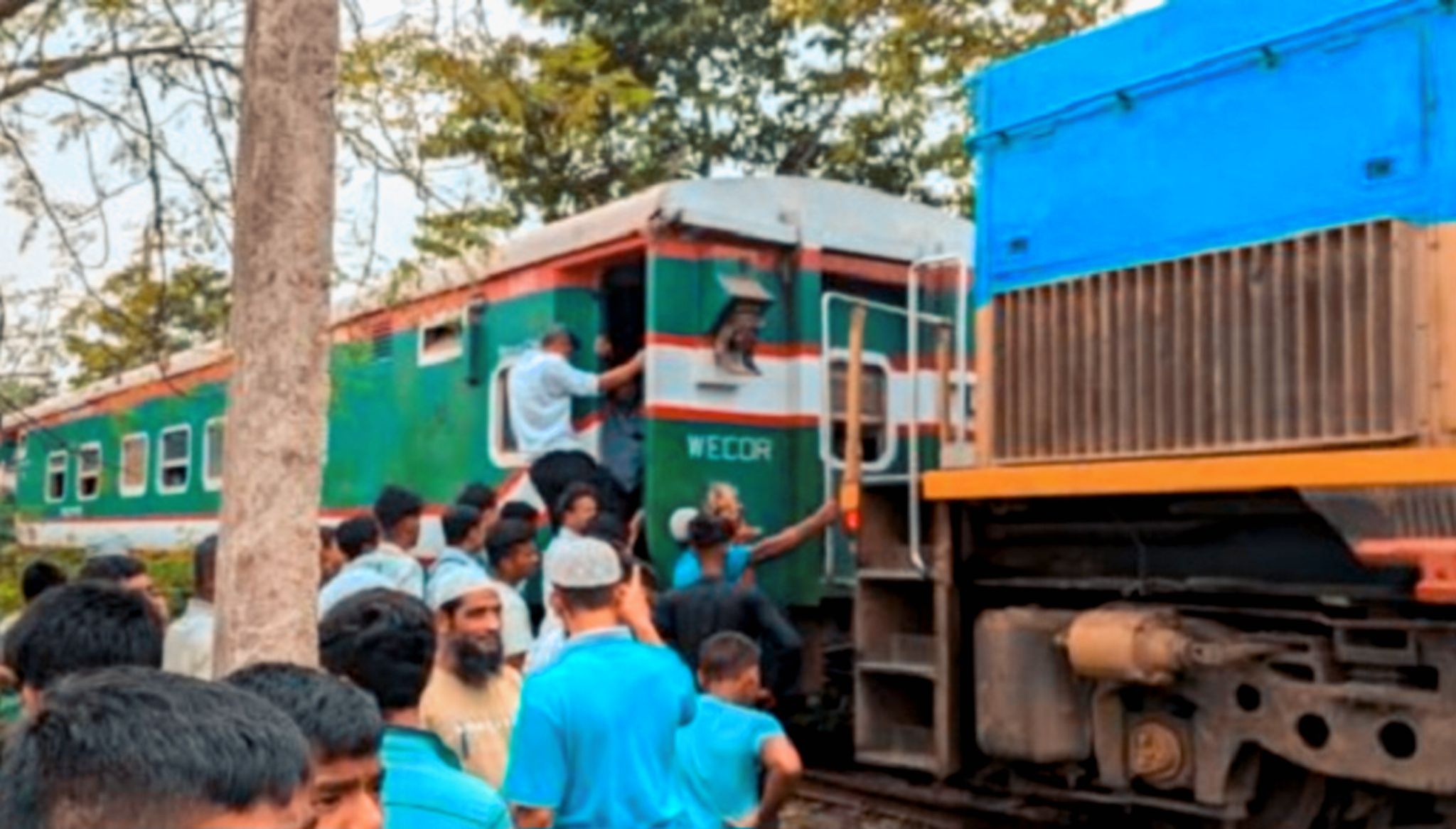 ইঞ্জিন বিকল হওয়ায় ভৈরবে আটকা পড়েছে  কিশোরগঞ্জ এক্সপ্রেস ট্রেন