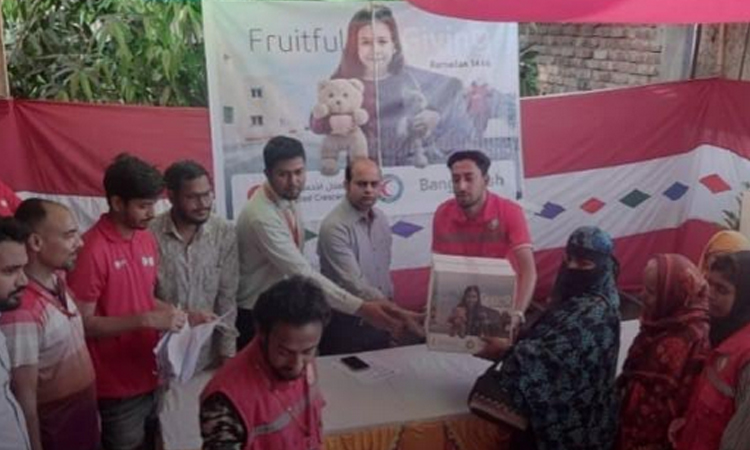 সাতক্ষীরায় রেডক্রিসেন্টের ফুড প্যাকেজ বিতরণ 
