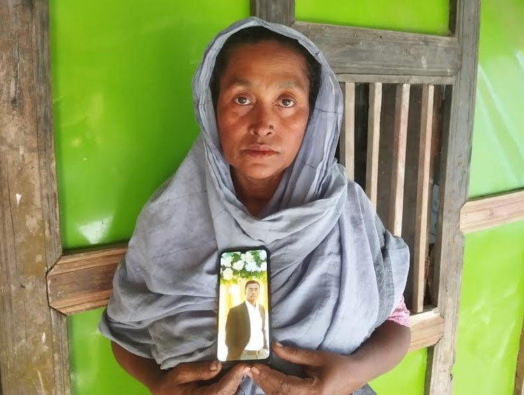 শহীদ মো. আক্তারুজ্জামান নাঈমের মা -ছবি : বাসস