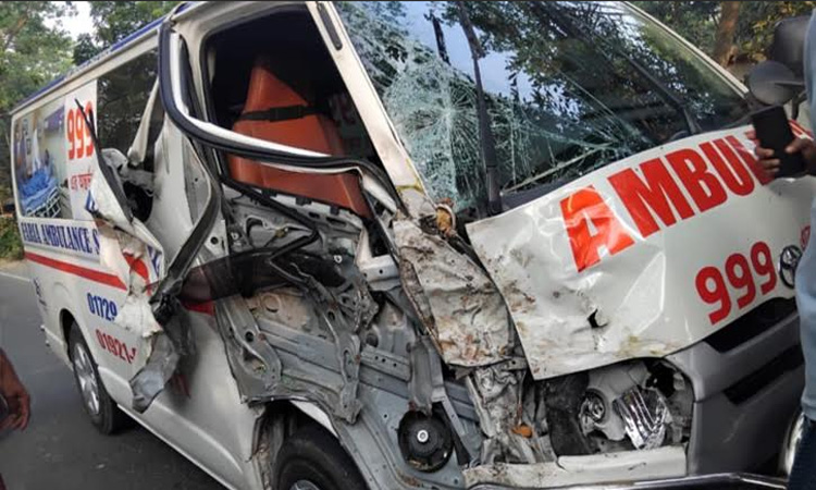 যশোরে অ্যাম্বুলেন্সের সাথে ইঞ্জিনচালিত ভ্যানের সংঘর্ষে ৩ জন নিহত, আহত ২