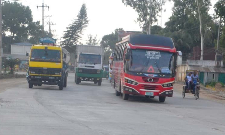 বগুড়ায় ঈদ যাত্রায় যানজট নিরসনে মাঠে পুলিশ