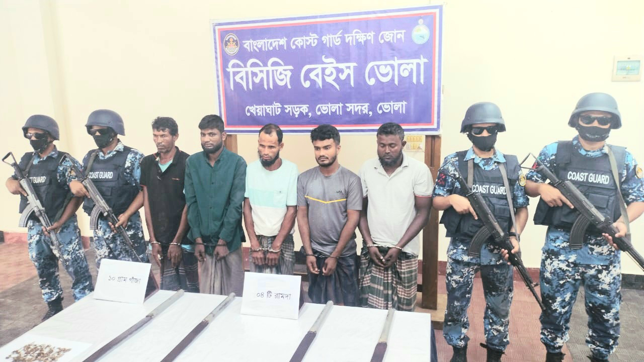 ভোলায়  অস্ত্রসহ ৫ জলদস্যু আটক