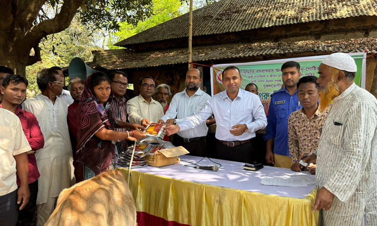 টাঙ্গাইলে ক্ষুদ্র নৃ-গোষ্ঠীর ব্যক্তিদের মধ্যে ষাঁড় ও বাছুর বিতরণ