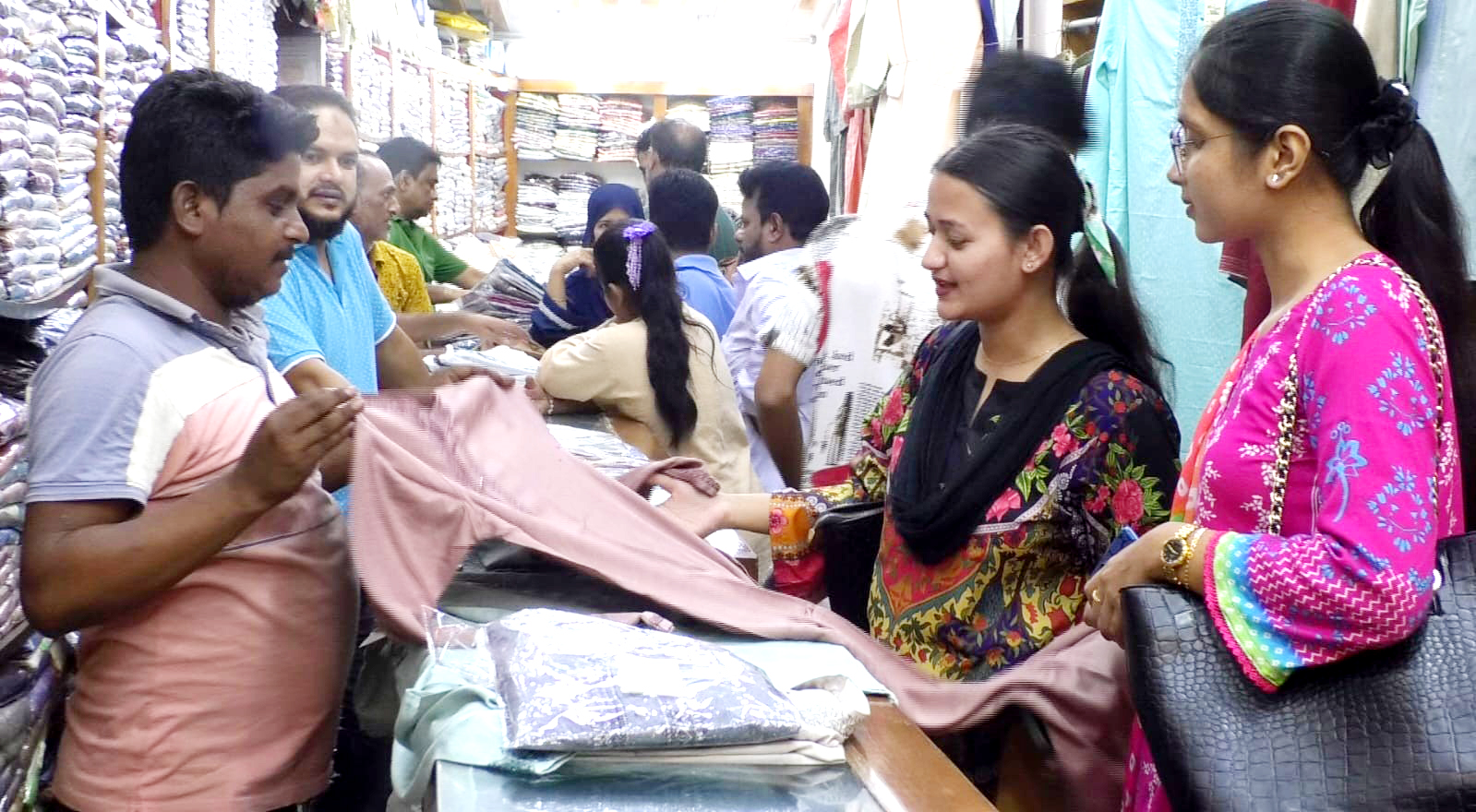 ঈদ বাজারে নিজস্ব স্থান দখলে রেখেছে কুমিল্লার খাদি