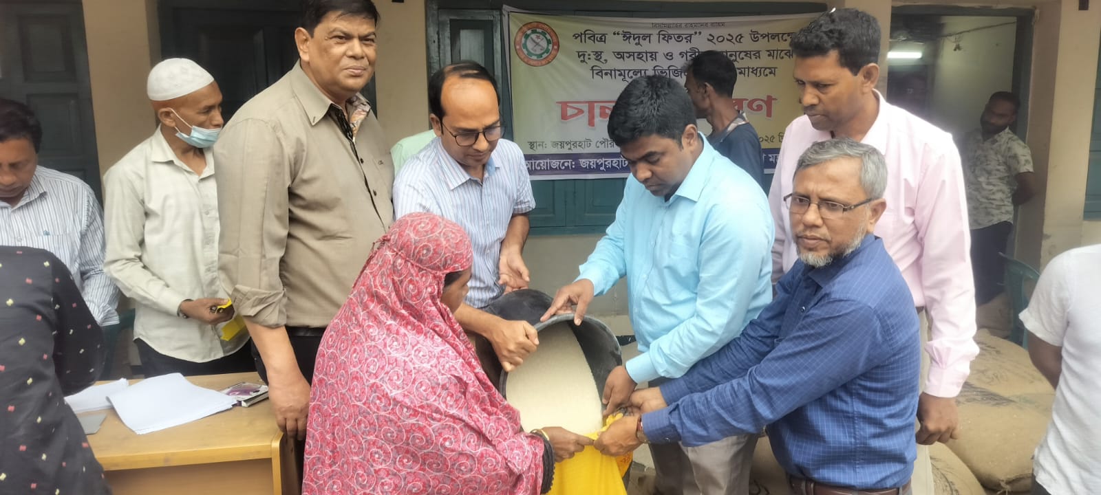 জয়পুরহাটে সাড়ে ৪ হাজার পরিবারের মধ্যে ভিজিএফ’র চাল বিতরণ
