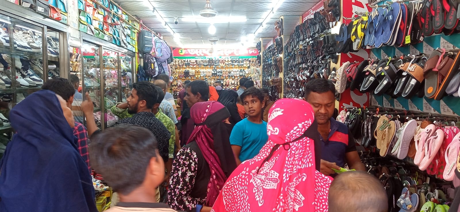 সুনামগঞ্জে জমে উঠেছে ঈদের কেনাকাটা