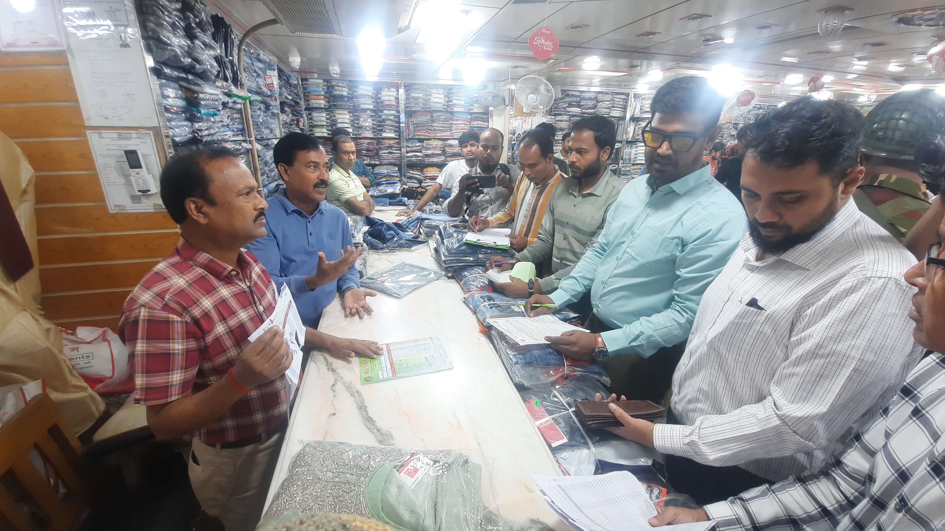 নওগাঁ দুই পোশাকের দোকানে জরিমানা