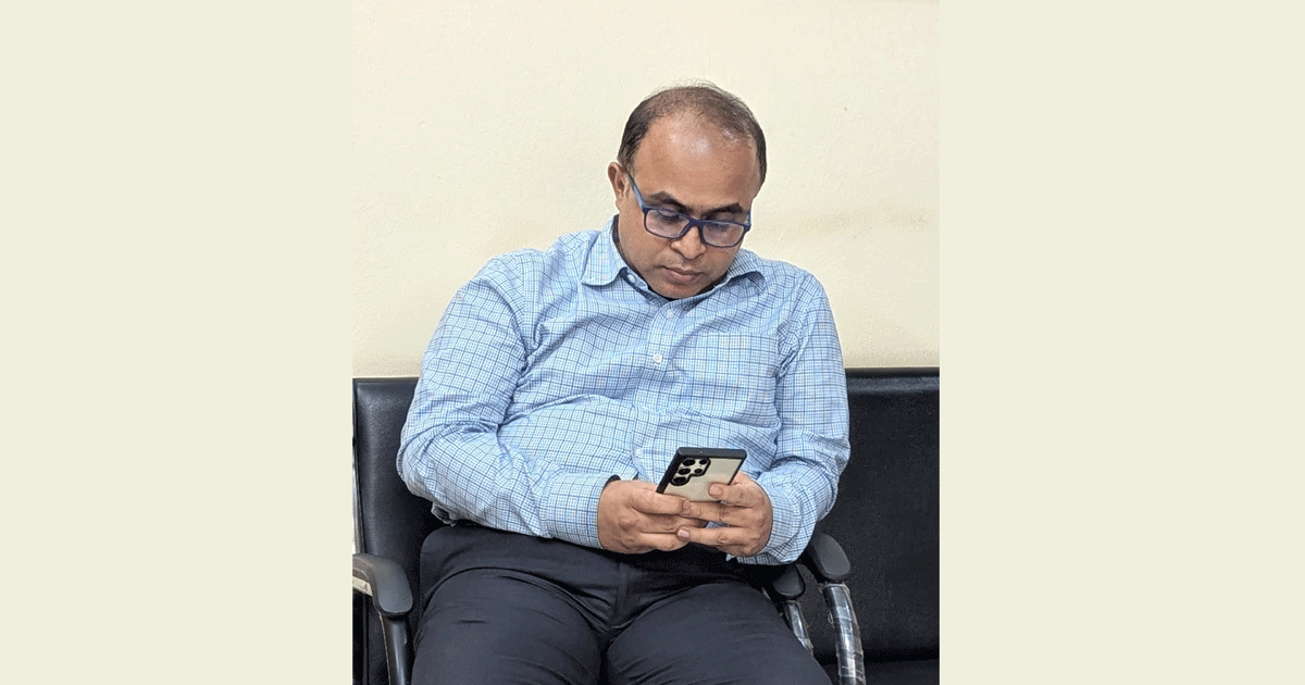 স্বরাষ্ট্র মন্ত্রণালয়ের সাবেক পিআরও চট্টগ্রামে অবরুদ্ধ, হেফাজতে নিল পুলিশ