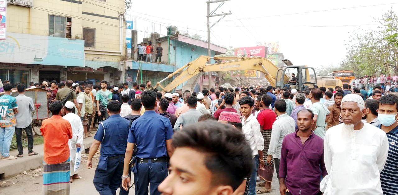 কুমিল্লায় ঢাকা-চট্টগ্রাম মহাসড়কের পাশের ৫ শতাধিক অবৈধ স্থাপনা উচ্ছেদ