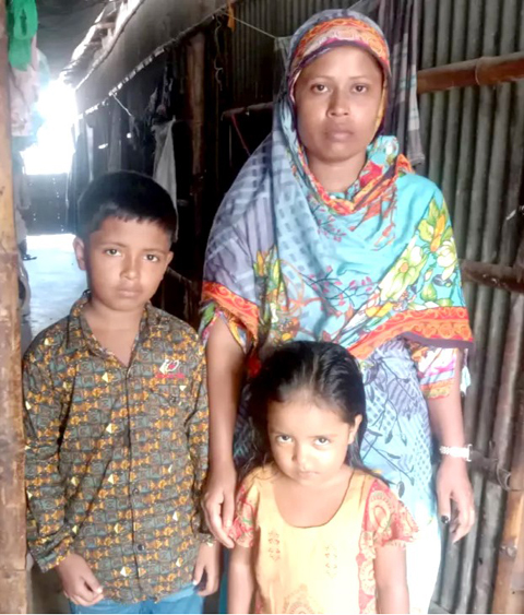 শহীদ মো. মনিরুল ইসলামের স্ত্রী, ছেলে ও মেয়ে -ছবি : বাসস