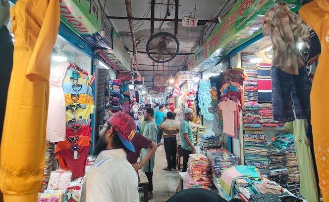 ঈদ বাজারে জমজমাট পুরান ঢাকার পাইকারি ও খুচরা ব্যবসা