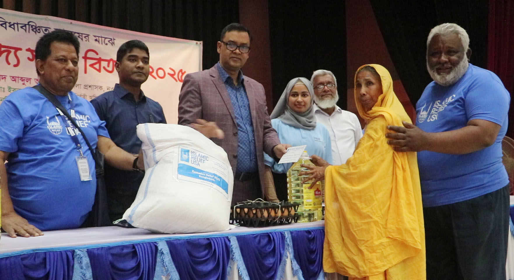 নওগাঁয় ৭০০ সুবিধা বঞ্চিত পরিবার পেল খাদ্য সামগ্রী