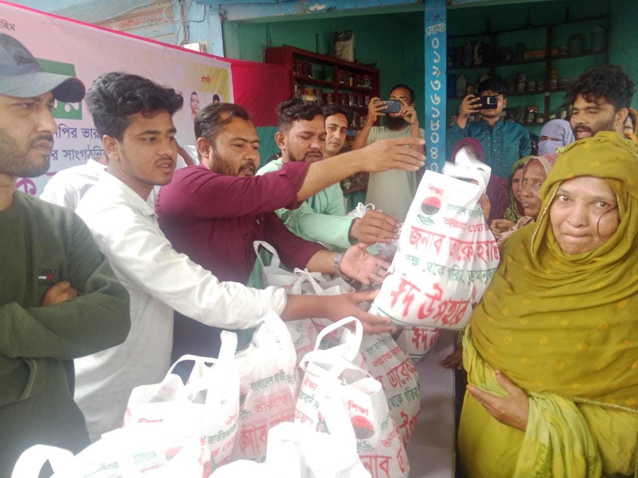 চুয়াডাঙ্গায় দুস্থদের মধ্যে ছাত্রদলের ঈদ সামগ্রী বিতরণ