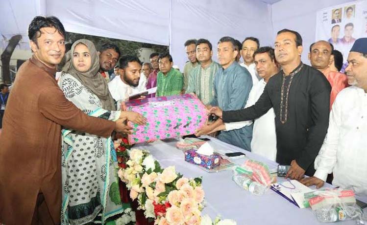 জুলাই আন্দোলনে নিহতের পরিবার ও আহতের মাঝে জবি ছাত্রদলের ঈদ উপহার