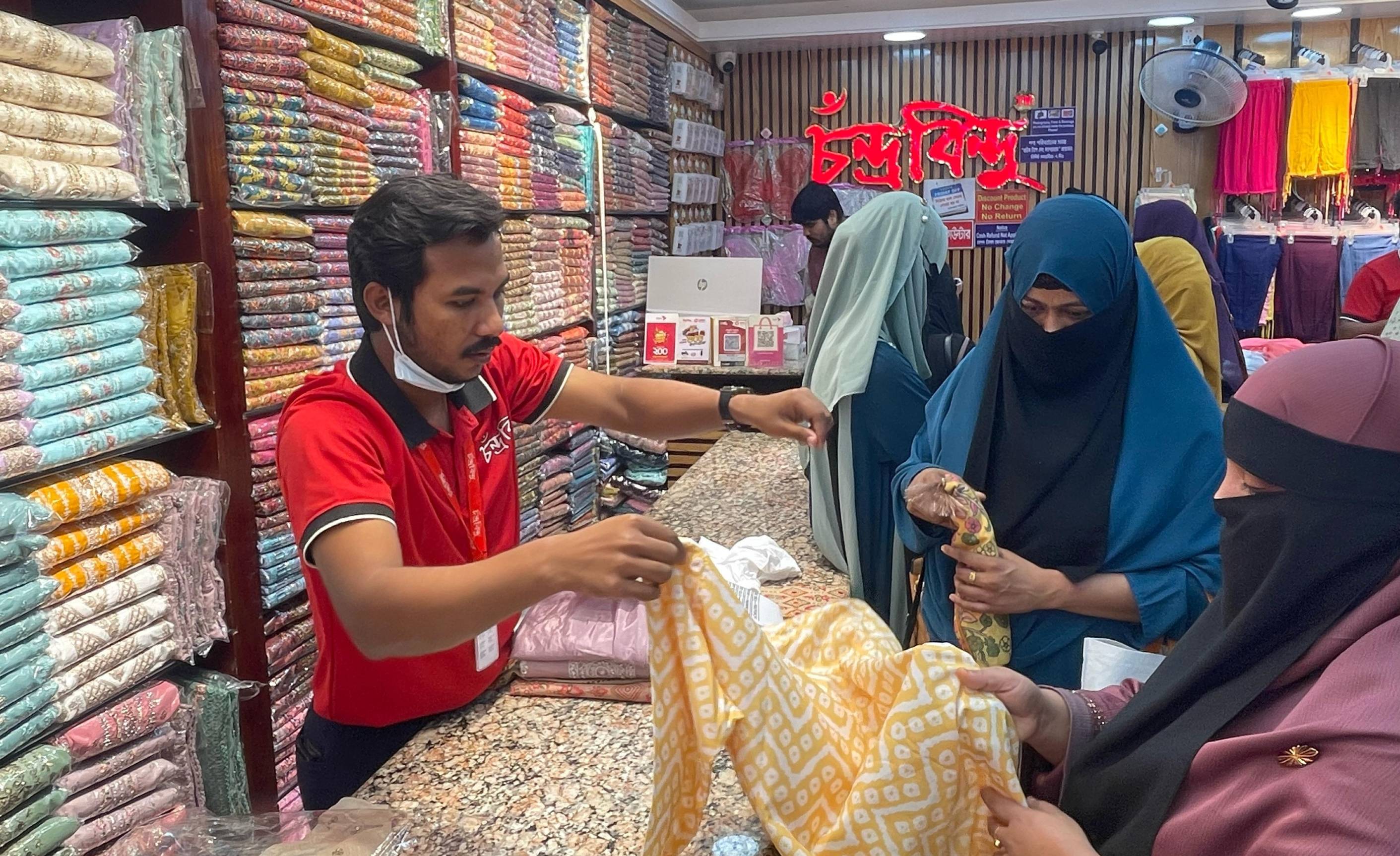 ভোলায় বিপনীকেন্দ্রগুলোতে ক্রেতাদের উপচে পড়া ভিড়
