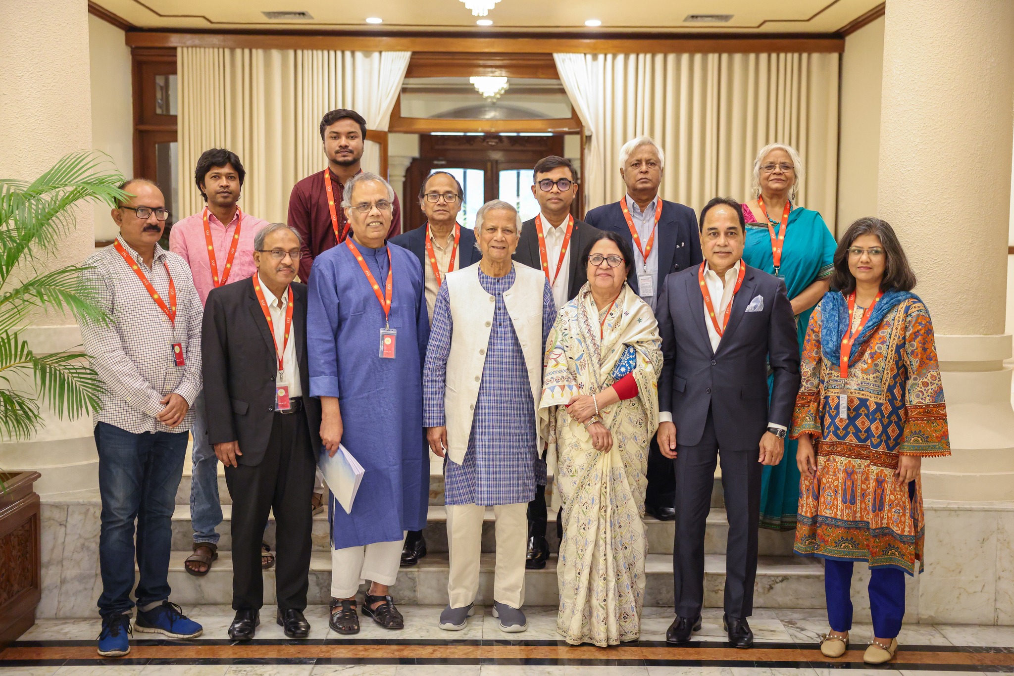 প্রধান উপদেষ্টার কাছে গণমাধ্যম সংস্কার কমিশনের রিপোর্ট হস্তান্তর  