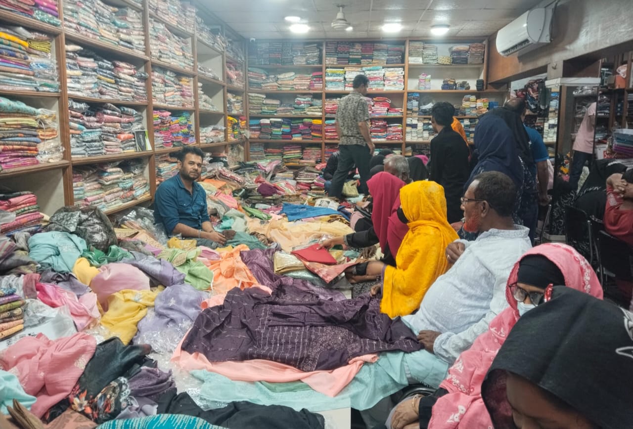 মেহেরপুরের বিপণী বিতানগুলোতে উপচে পড়া ভিড়