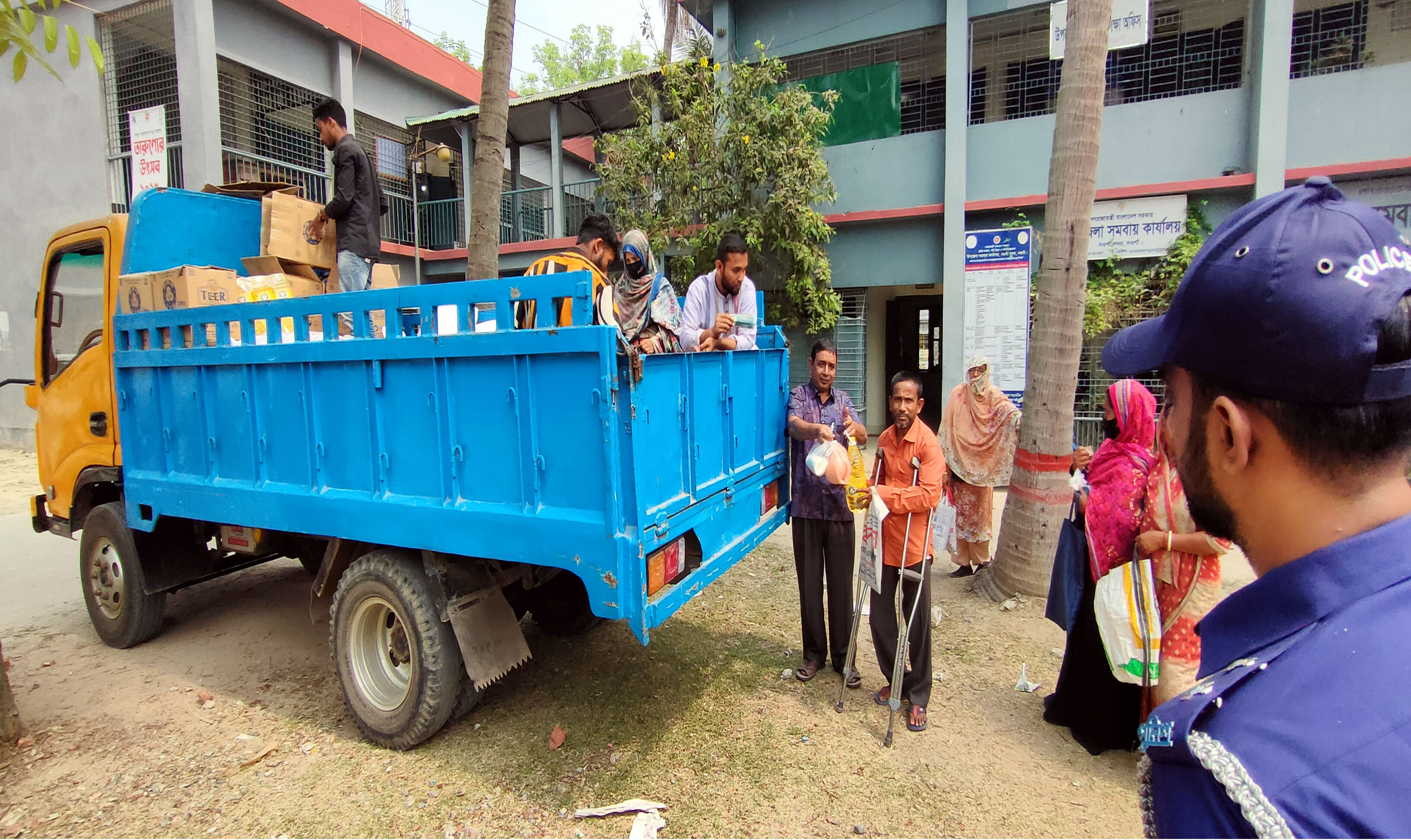 নওগাঁয় ভ্রাম্যমাণ ট্রাকে মিলছে টিসিবির পণ্য