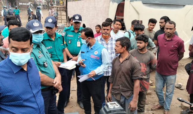 ঈদ উপলক্ষে সড়কে ফিটনেসবিহীন গাড়ি চলাচল রোধে ট্রাফিক ও বিআরটিএ’র যৌথ অভিযান 