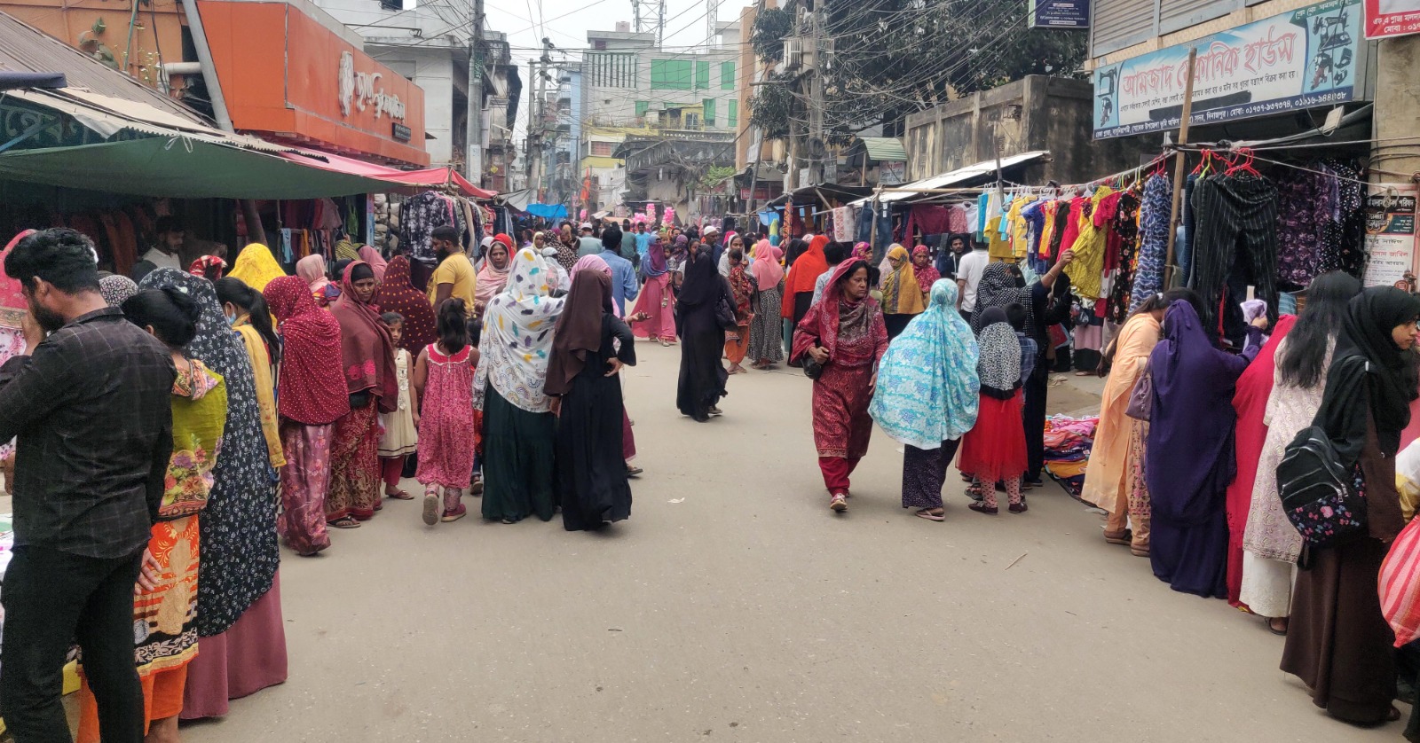দিনাজপুরে ঈদের কেনাকাটায় এগিয়ে নারীরা