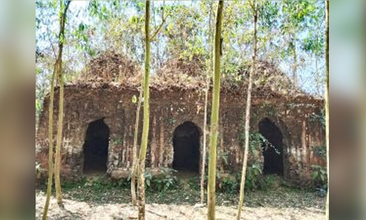 ধ্বংসস্তূপে পরিণত হওয়া যে মসজিদে শুধুমাত্র ঈদের নামাজ আদায় করা হয়  