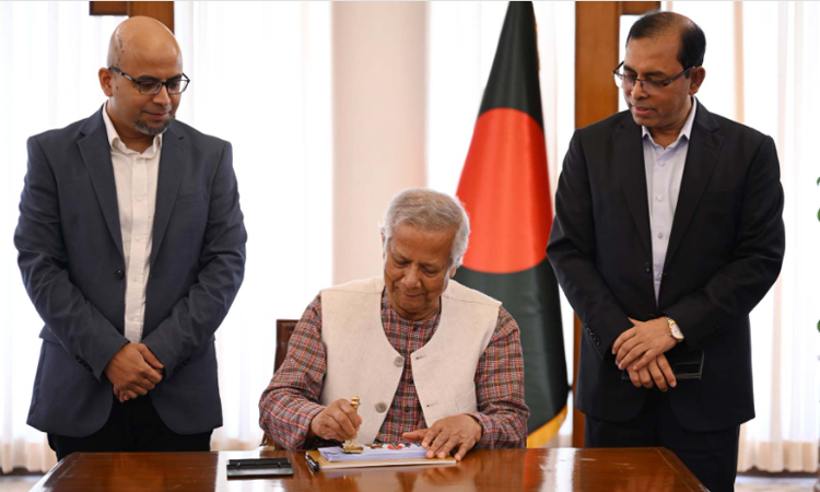 স্বাধীনতা ও জাতীয় দিবস উপলক্ষে স্মারক ডাকটিকিট অবমুক্ত প্রধান উপদেষ্টার