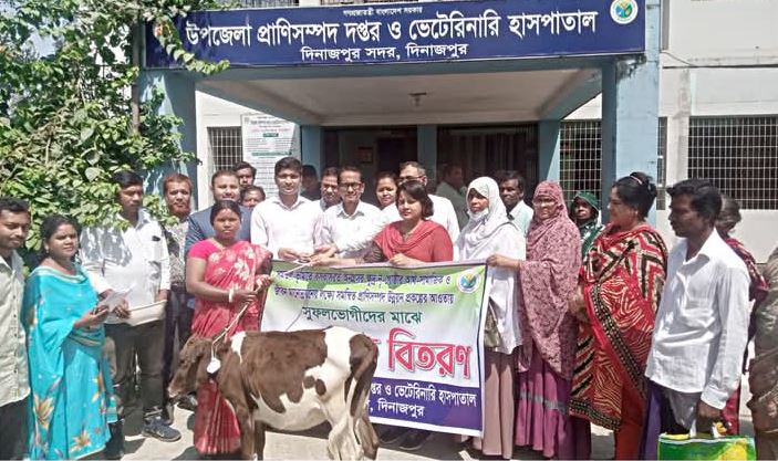 দিনাজপুরে ক্ষুদ্র নৃ-গোষ্ঠীর ব্যক্তিদের মধ্যে বকনা গরু বিতরণ