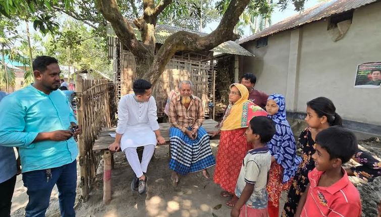 ভ্যানে করে গ্রামে গ্রামে ঘুরে মানুষের সাথে কথা বললেন সারজিস আলম 